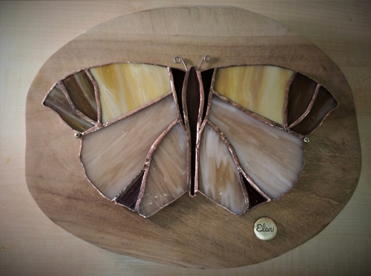 Tiffany noční motýl na masivním exotickém dřevě